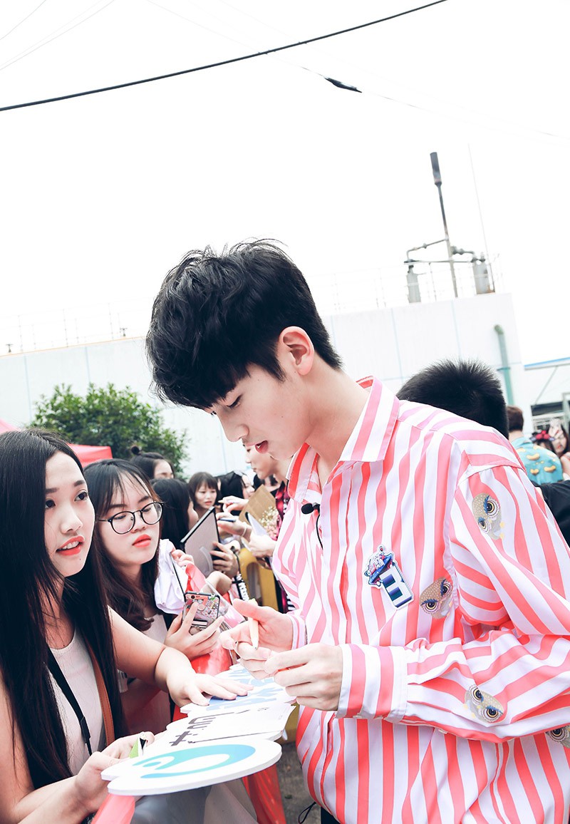 95后新晋演员陈宥维帅气高清活动照