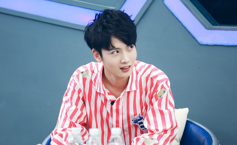 95后新晋演员陈宥维帅气高清活动照