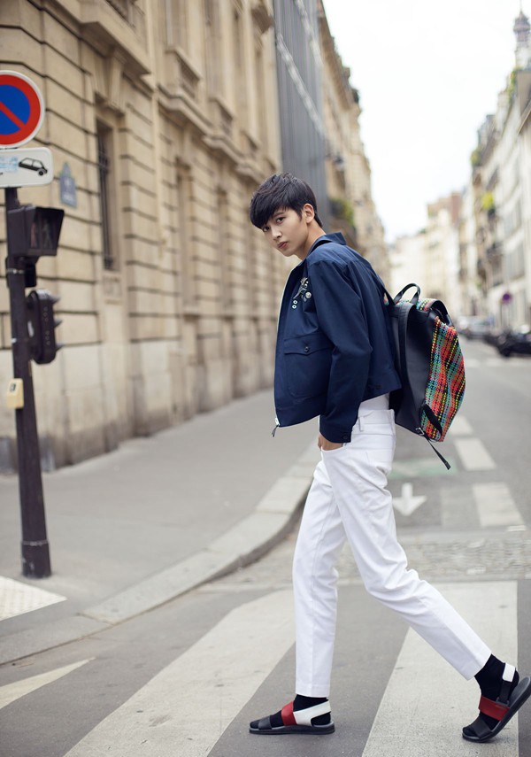 陈宥维街头帅气骑行图片