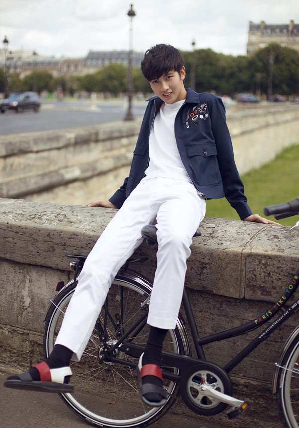 陈宥维街头帅气骑行图片