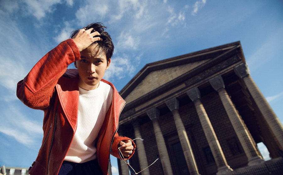 陈宥维街头帅气骑行图片