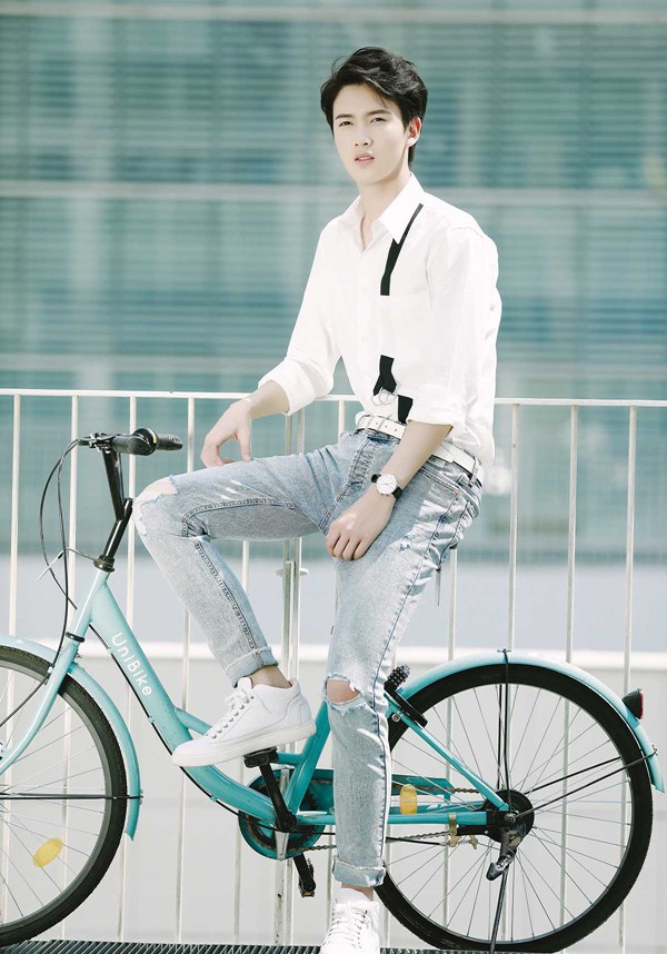 陈宥维运动风炫酷户外街拍图片