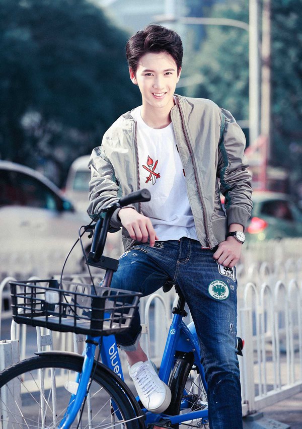 陈宥维运动风炫酷户外街拍图片