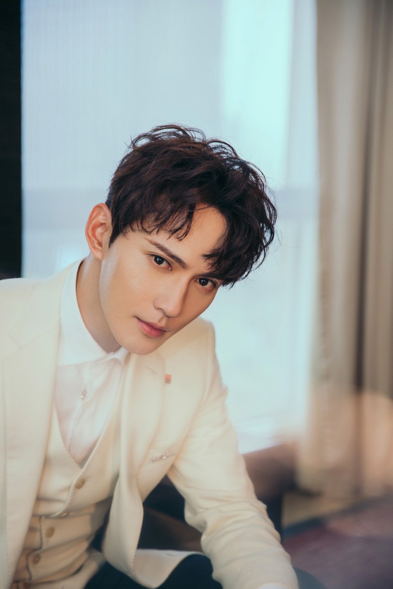 徐正溪白色西装儒雅帅气图片