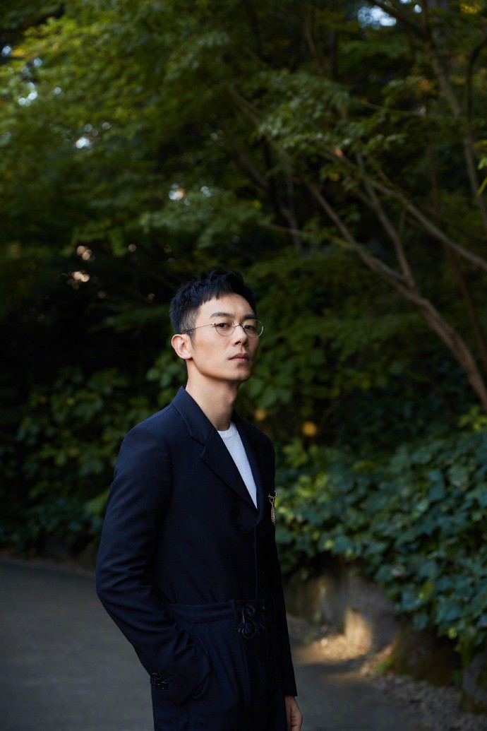 朱亚文图片 朱亚文秋日户外帅气图片
