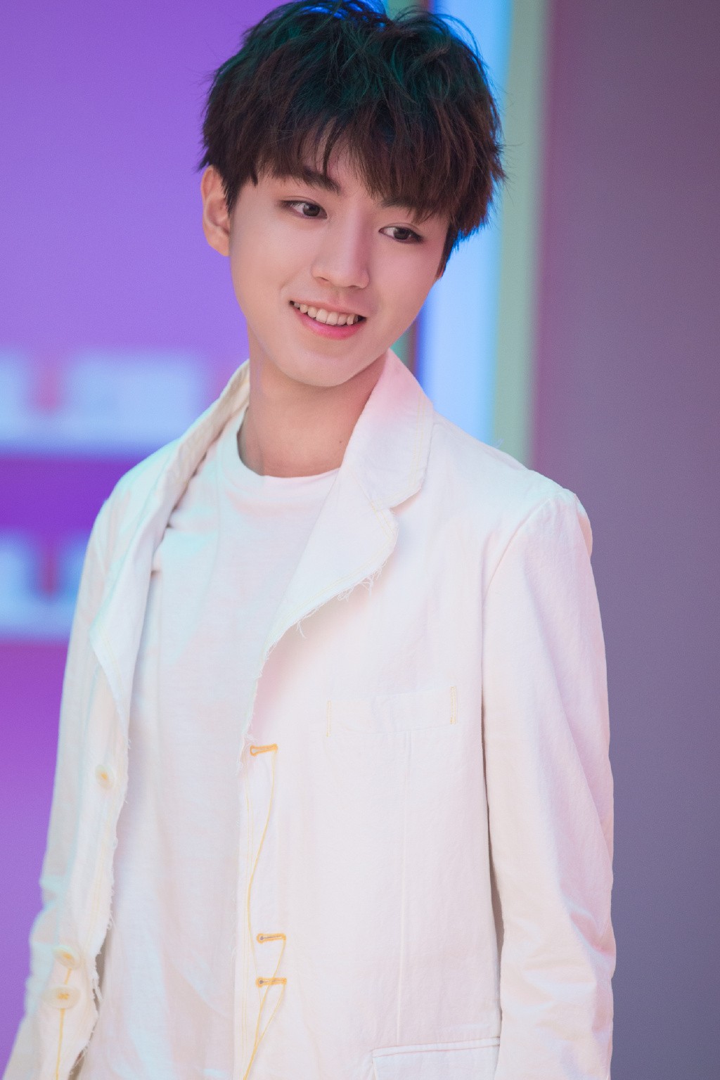 王俊凯图片 王俊凯代言全棉时代帅气花絮照片