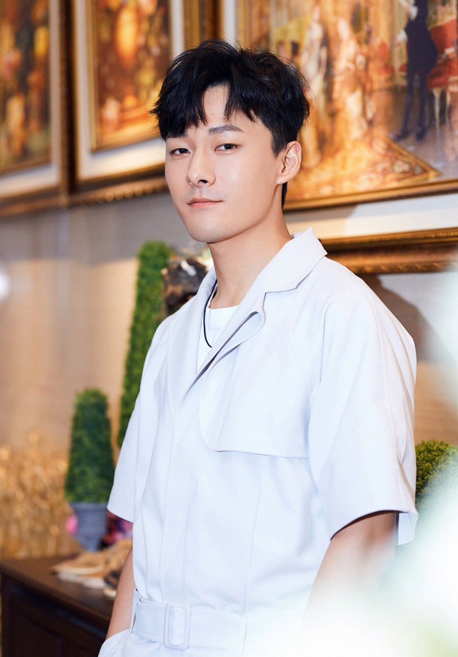 青年演员张雨剑最新时尚