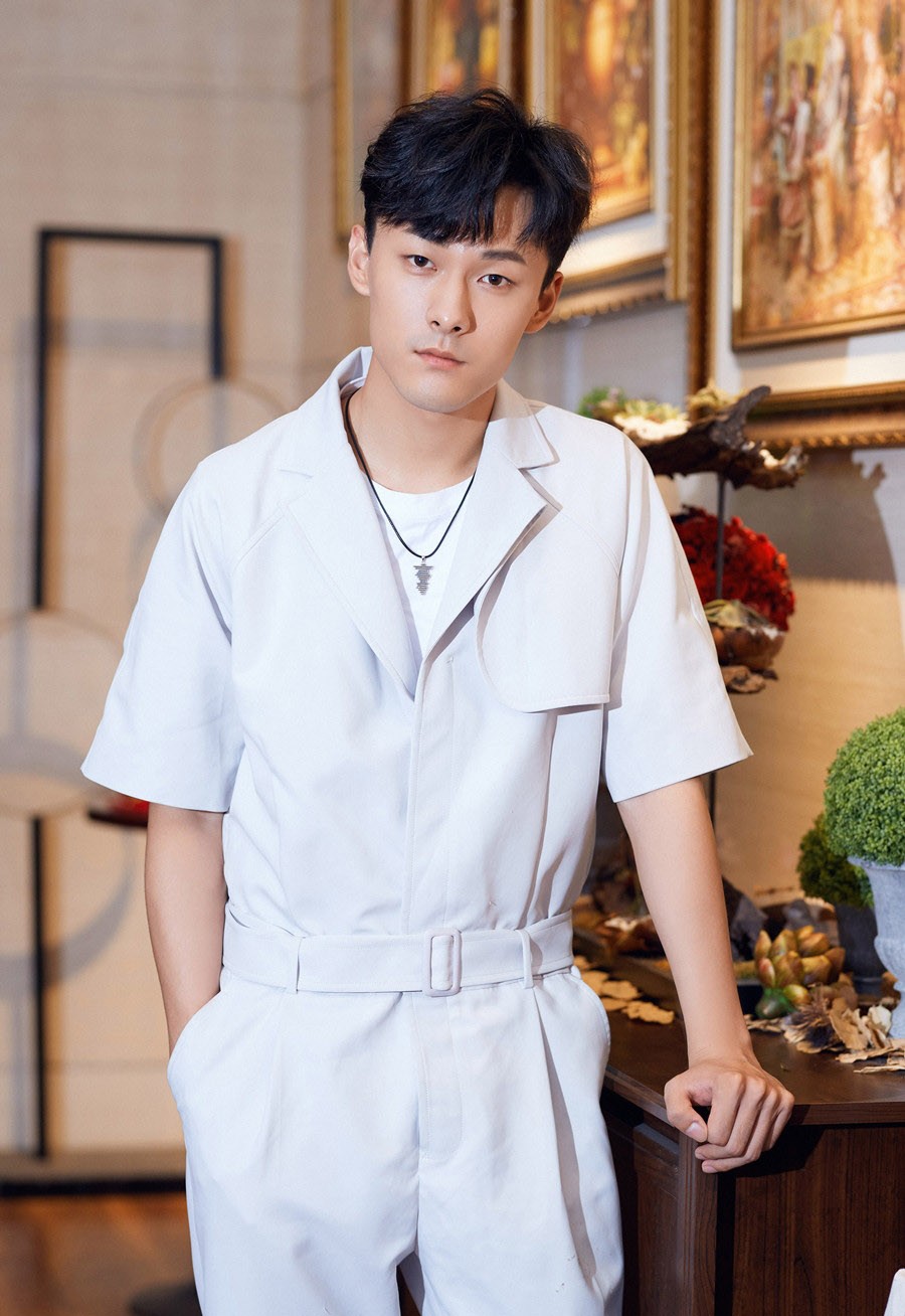 青年演员张雨剑最新时尚