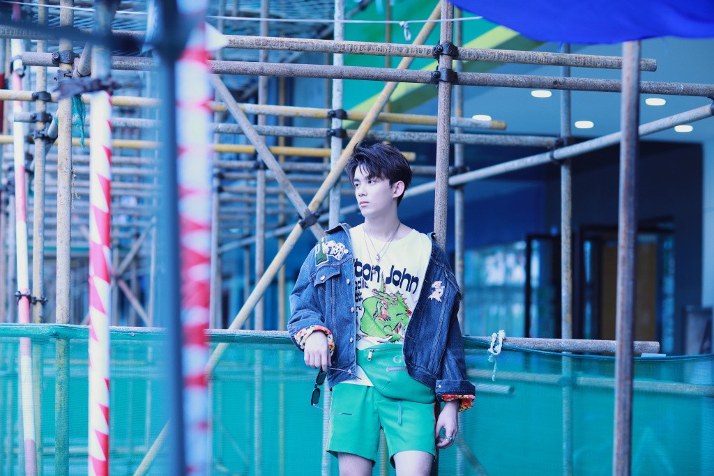 吴磊时装男士6月刊高清帅气图片