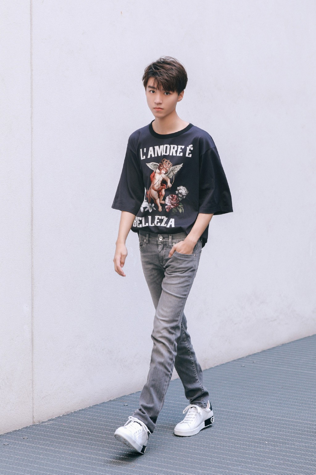 TFBOYS王俊凯帅气街拍图片