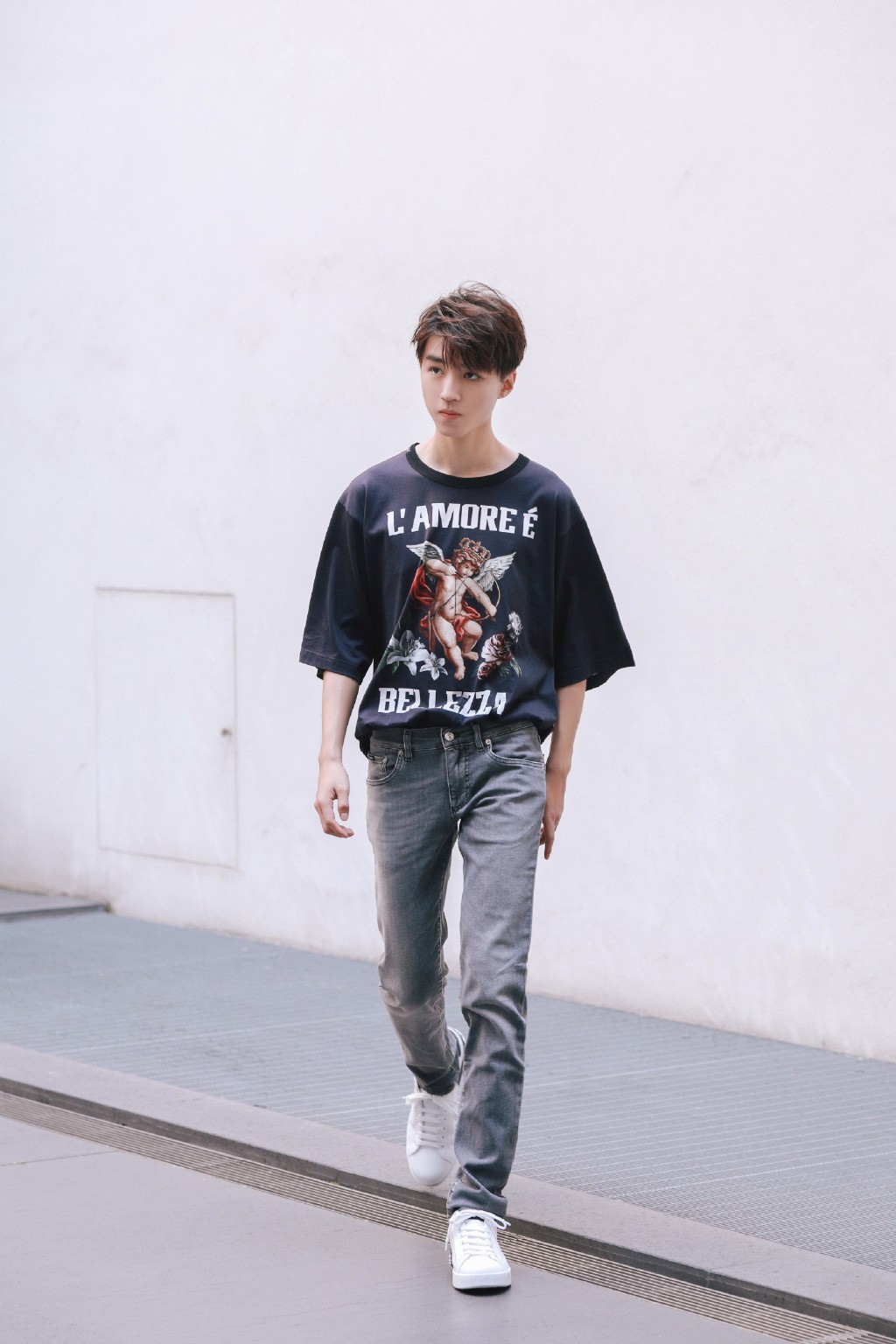 TFBOYS王俊凯帅气街拍图片