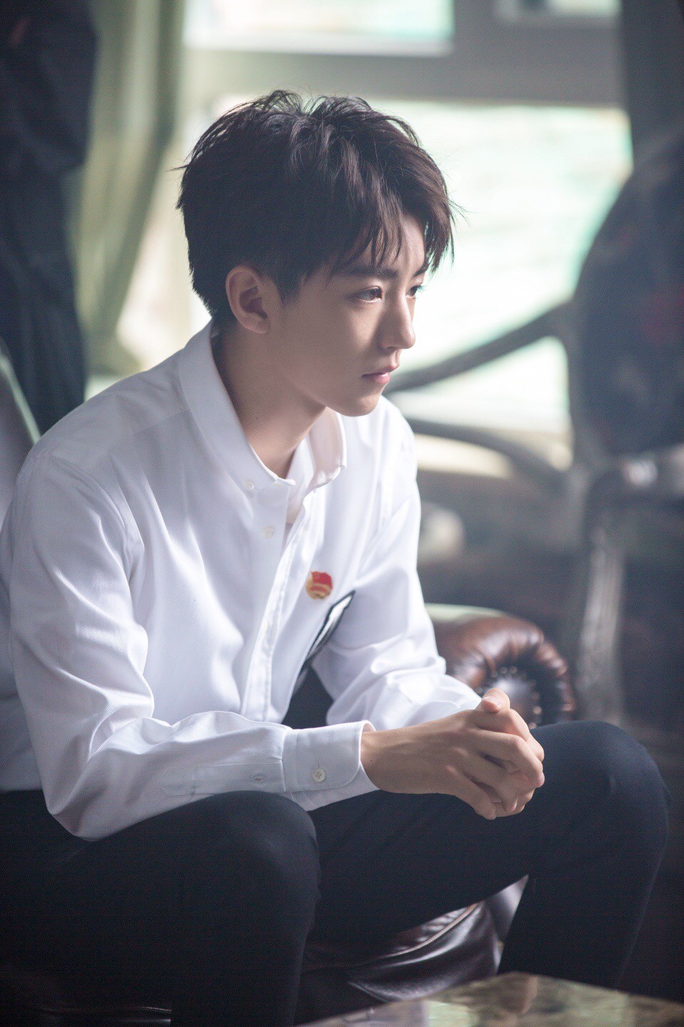 王俊凯白衬衣帅气高清活动照图片