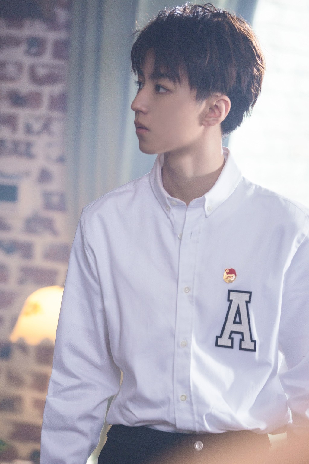 王俊凯白衬衣帅气高清活动照图片