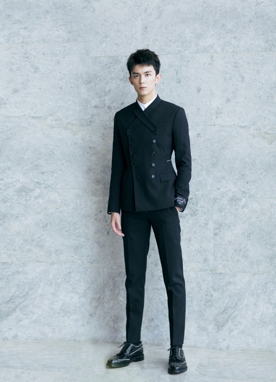 霸气总裁吴磊西装笔挺帅气图片