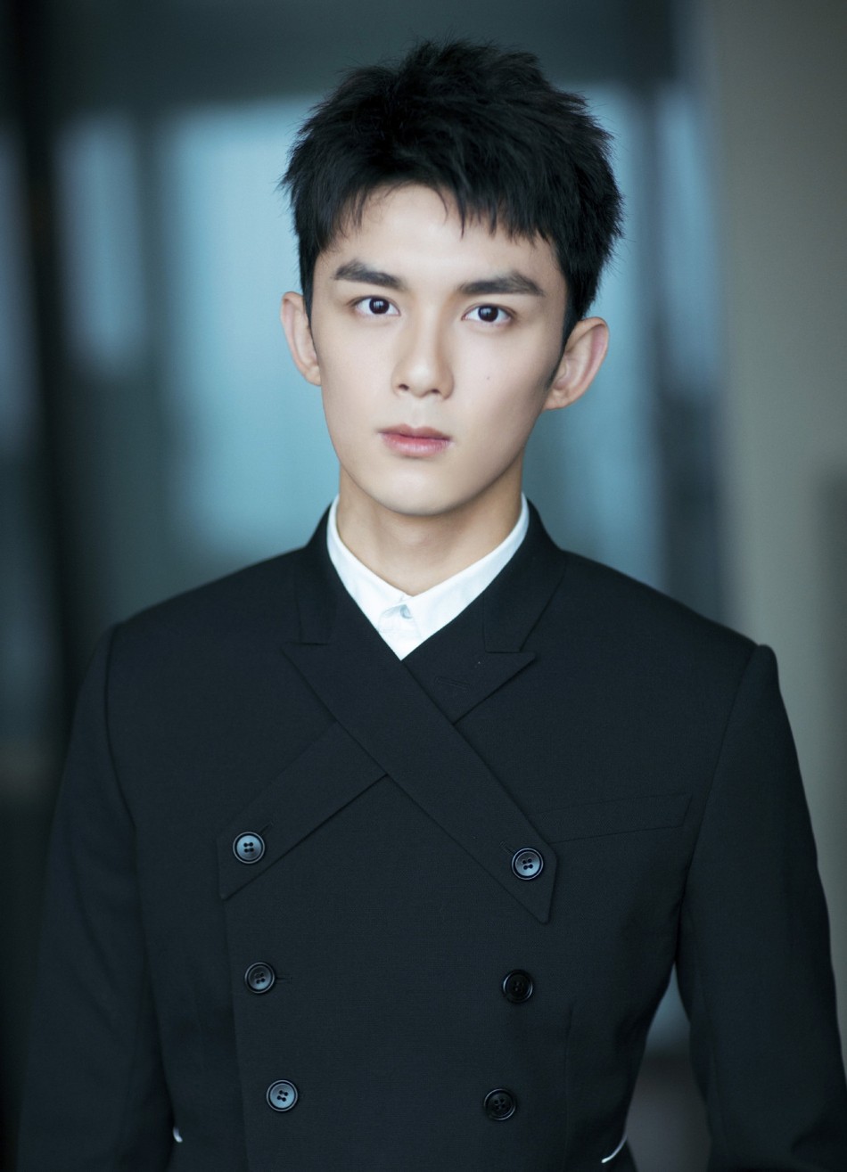 霸气总裁吴磊西装笔挺帅气图片