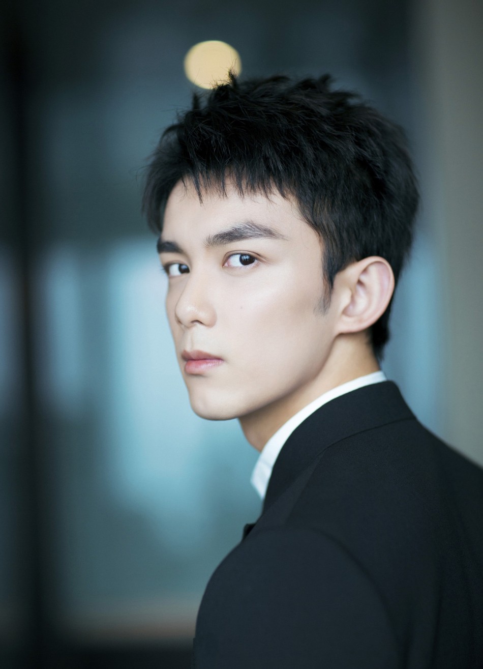 霸气总裁吴磊西装笔挺帅气图片