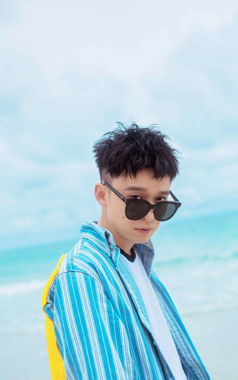 董子健图片 董子健帅气盛夏图片