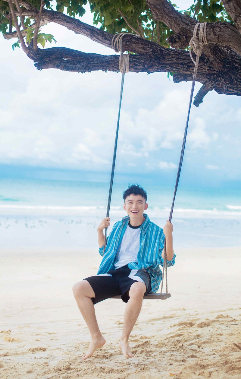 董子健图片 董子健帅气盛夏图片