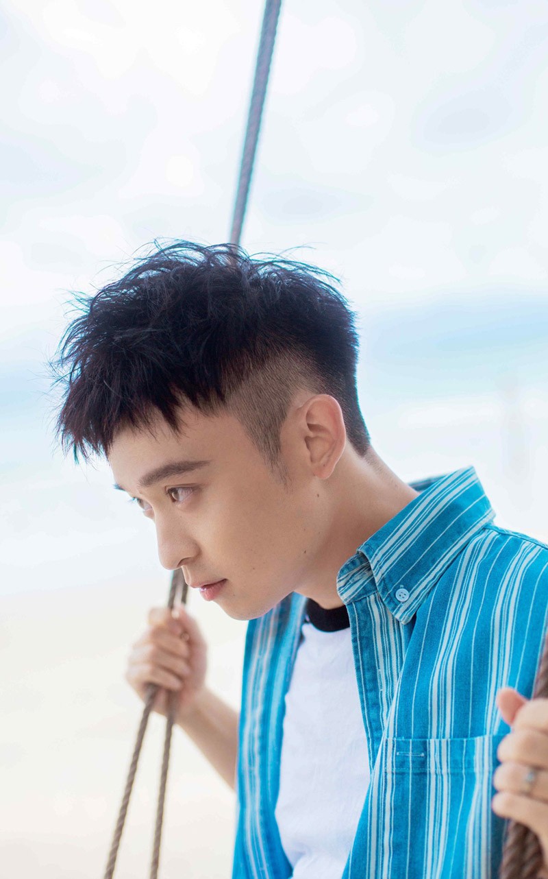 董子健图片 董子健帅气盛夏图片