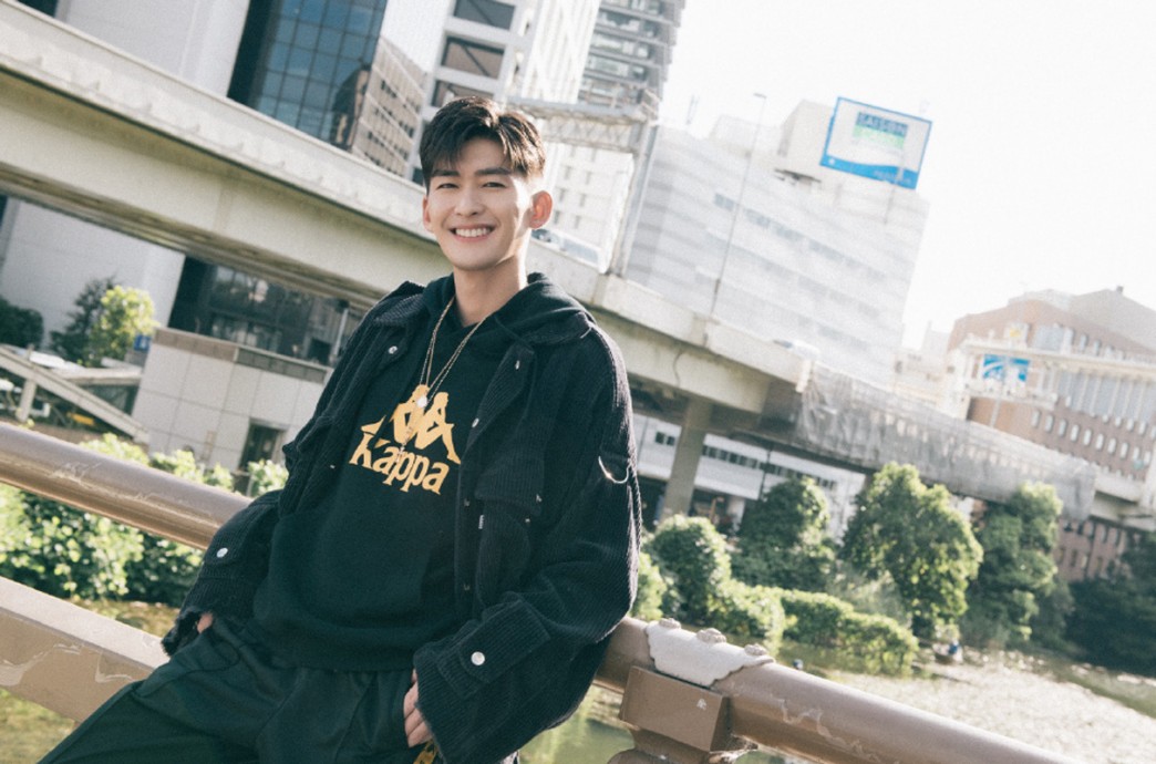 张翰运动休闲日本街头帅气图片