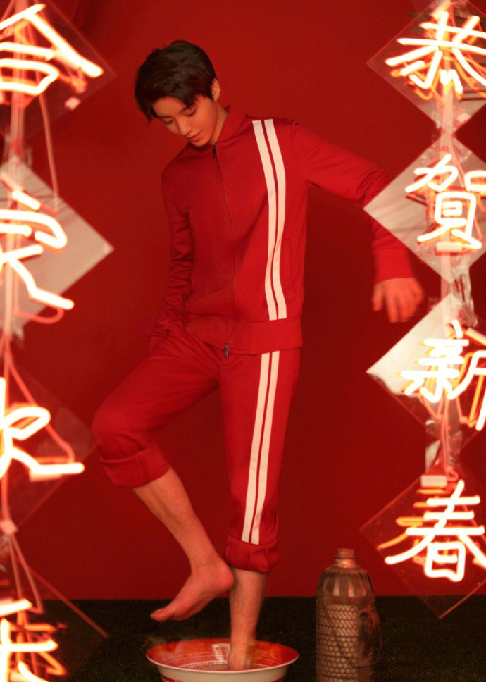 王俊凯帅气红色西服帅气图片