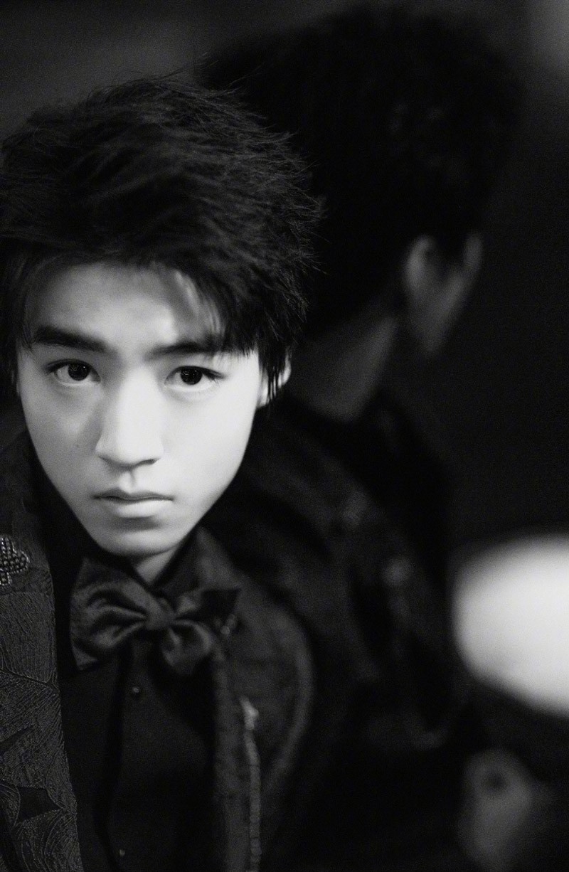 王俊凯红色刺绣西装帅气图片