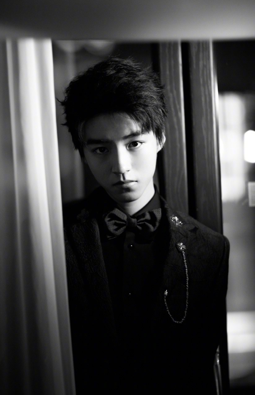 王俊凯红色刺绣西装帅气图片