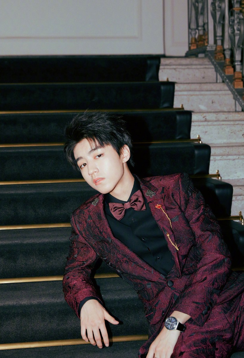 王俊凯红色刺绣西装帅气图片