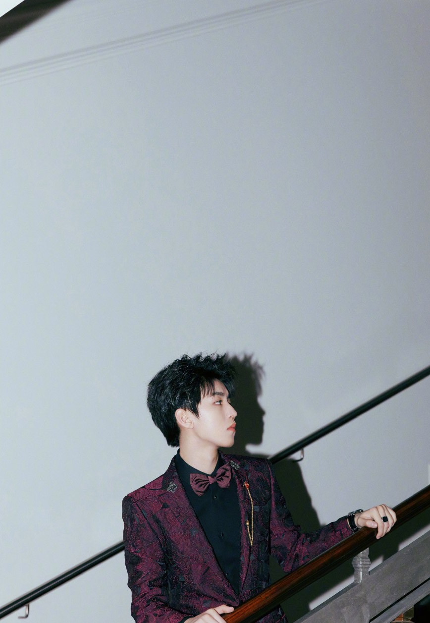 王俊凯红色刺绣西装帅气图片