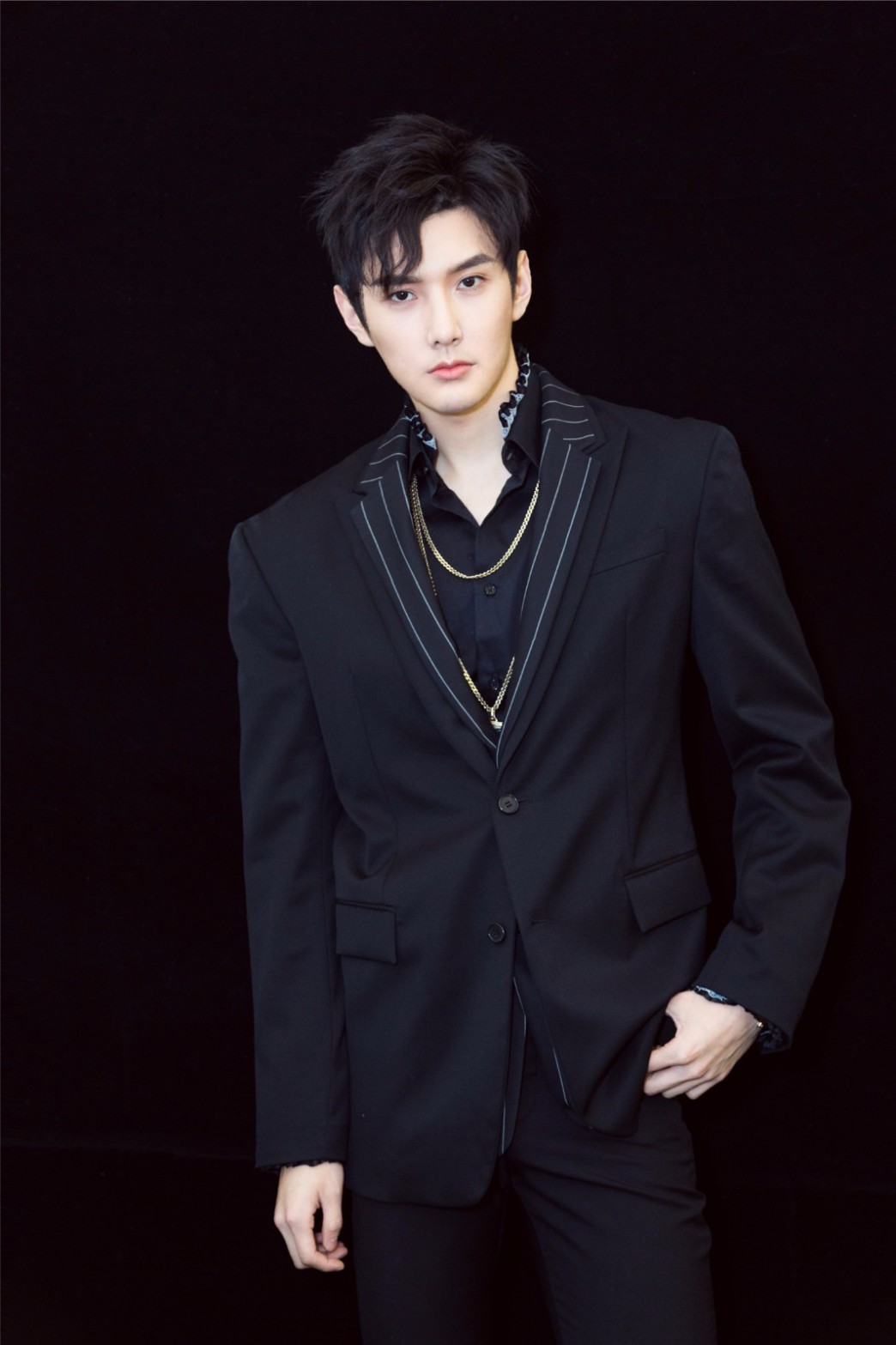 人气青年演员彦希绅士西服帅气