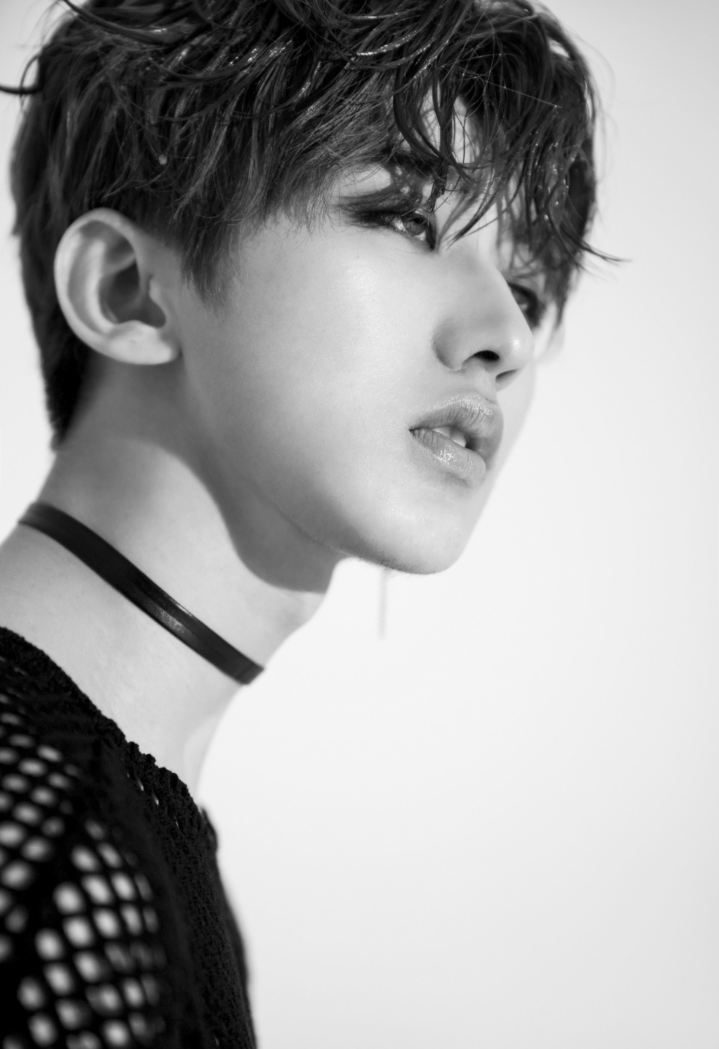 蔡徐坤黑白帅气时尚图片