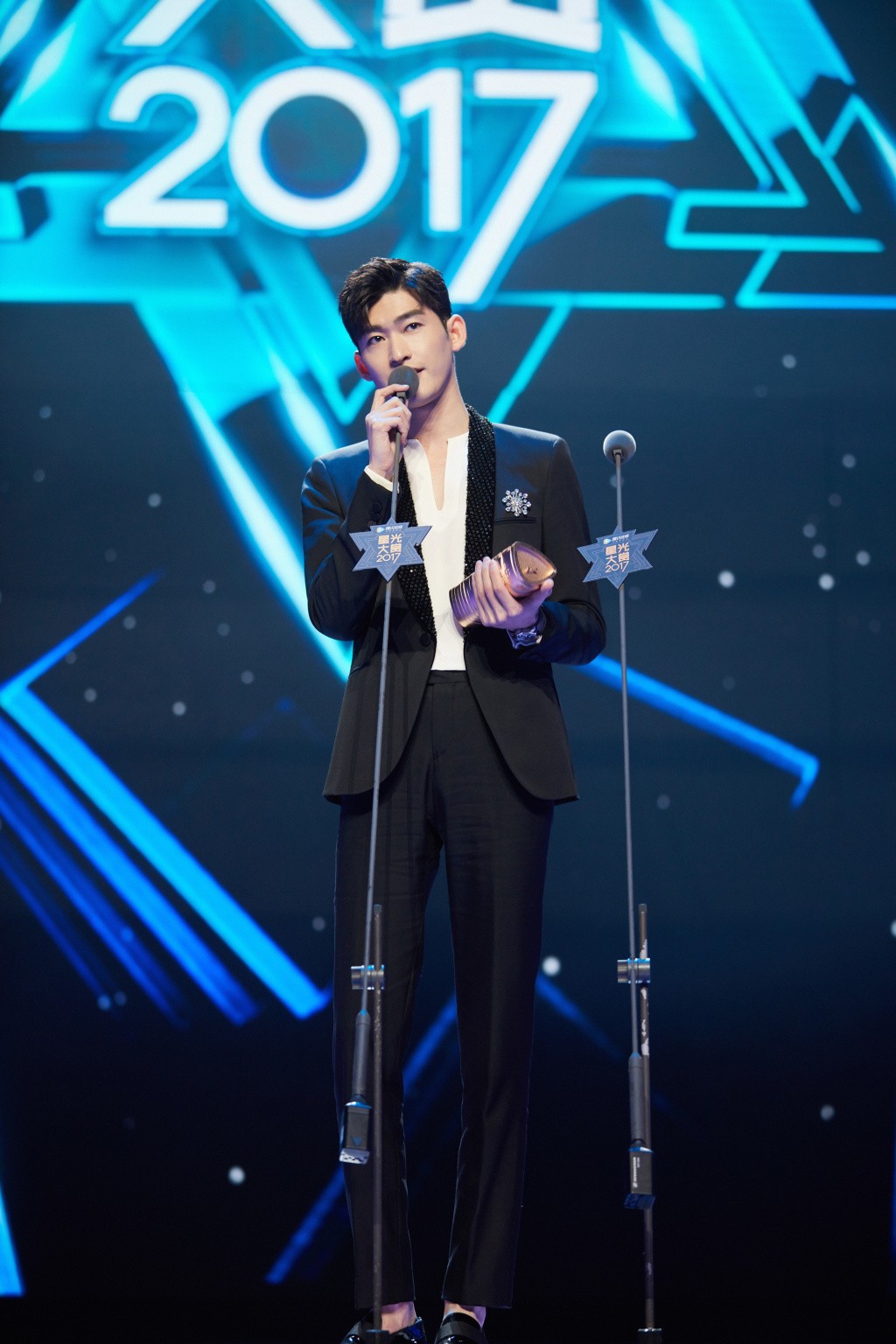 张翰获奖图片 张翰2017腾讯视频星光大赏活动照