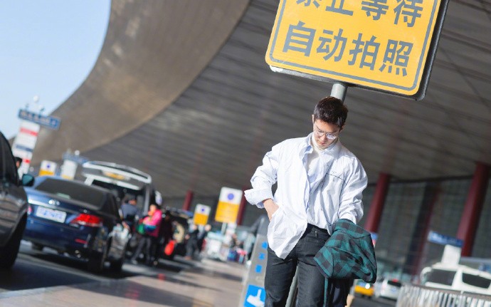 盛一伦时尚机场街拍帅气图片