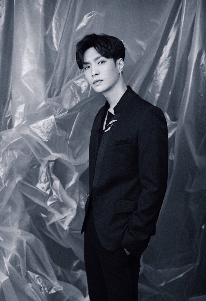 小绵羊张艺兴绅士西服帅气图片