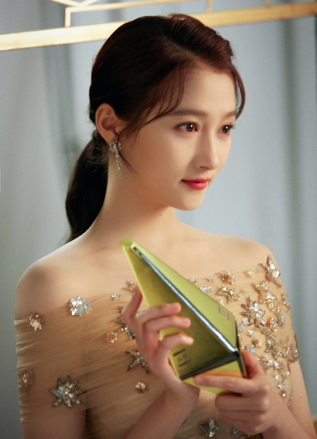 2018我是头条盛关晓彤图片