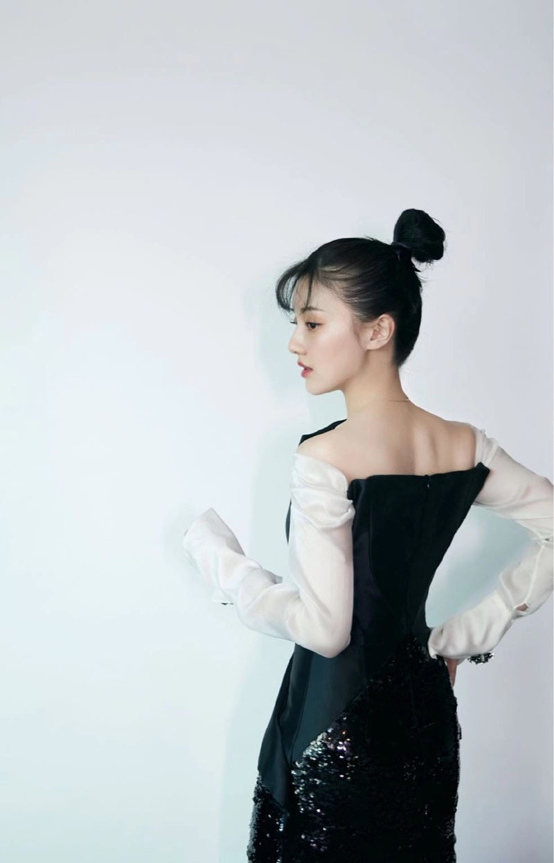 王鹤润图片 王鹤润露肩礼服图片