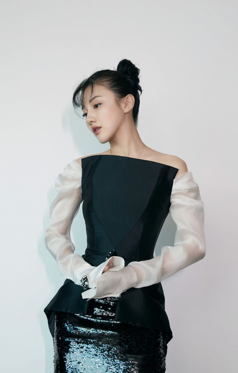王鹤润图片 王鹤润露肩礼服图片
