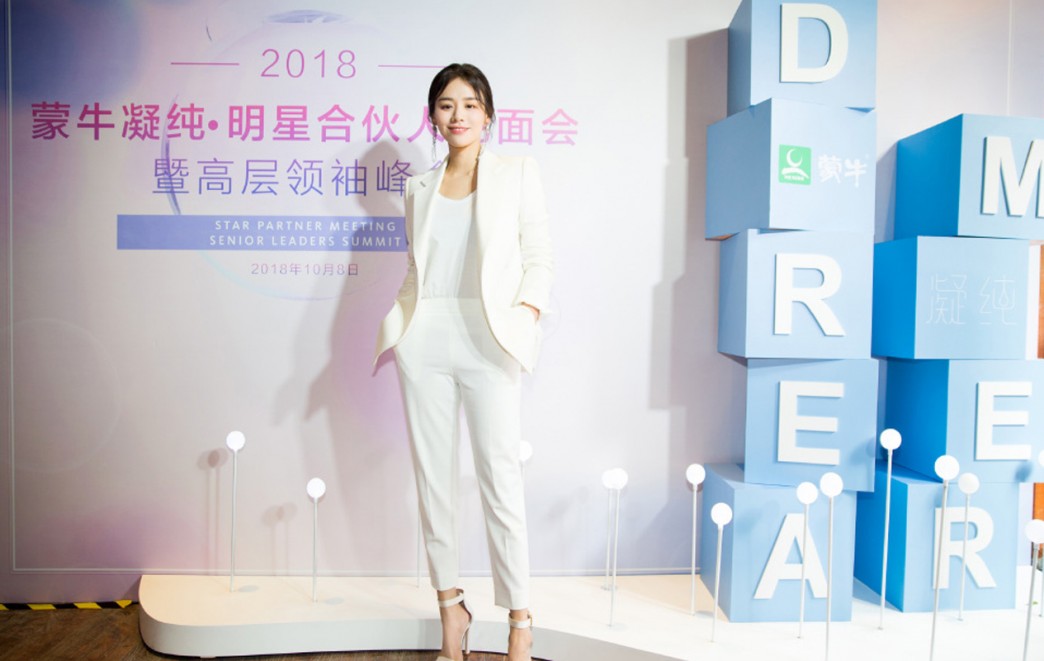 马思纯图片 马思纯纯白西装帅气图片