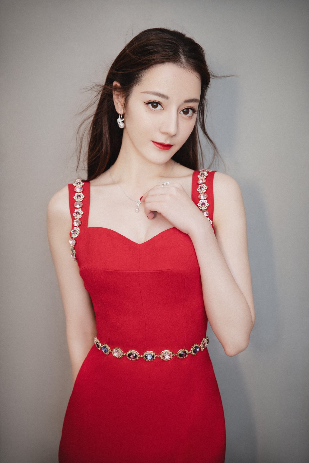 迪丽热巴图片 迪丽热巴低胸红裙图片