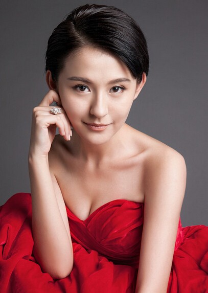 中国新生代女明星热依扎活动照图片