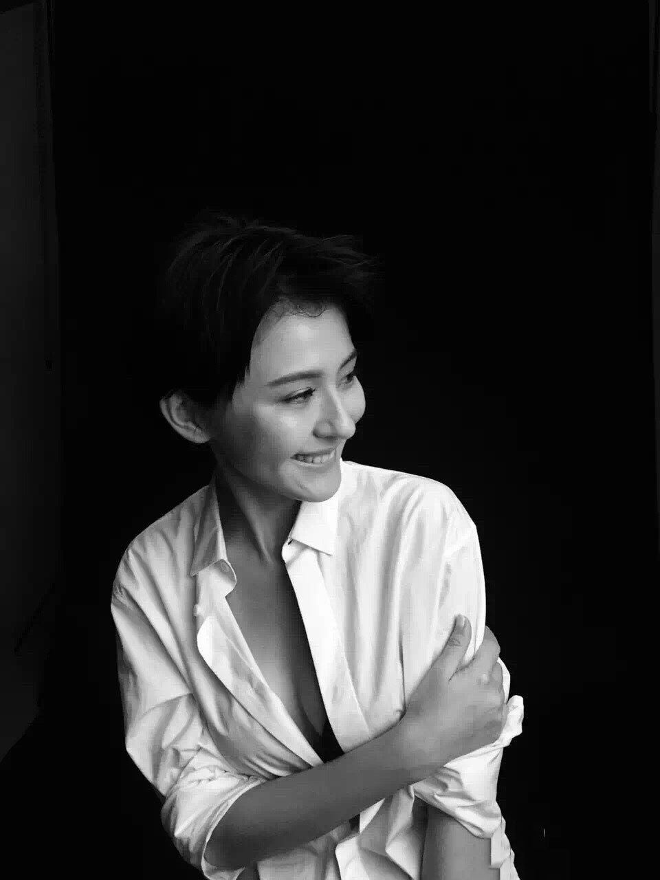 热依扎图片 热依扎黑白时尚图片