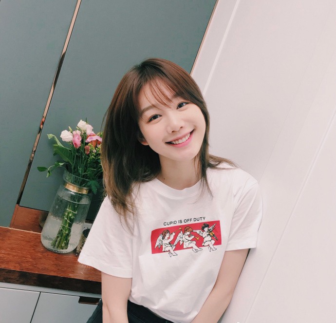 火箭美女徐梦洁纤细蛮腰慵懒图片