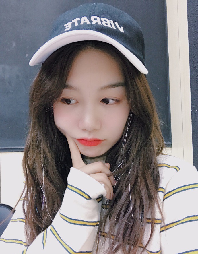 火箭美女徐梦洁纤细蛮腰慵懒图片
