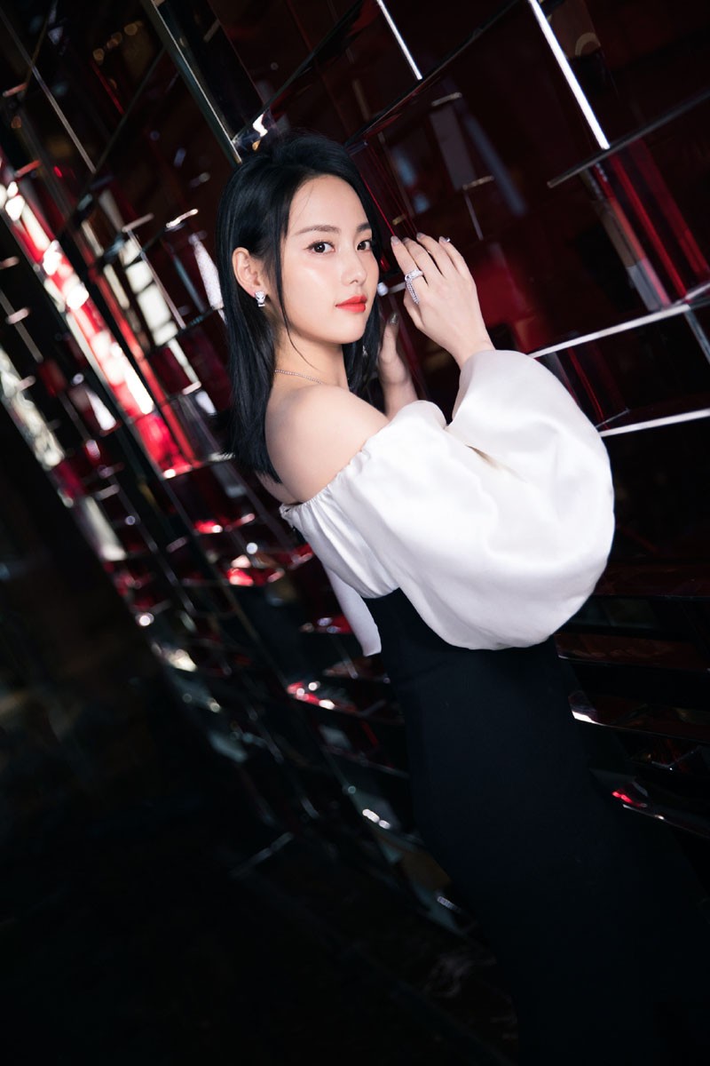 张嘉倪图片 张嘉倪芭莎慈善夜高清图片