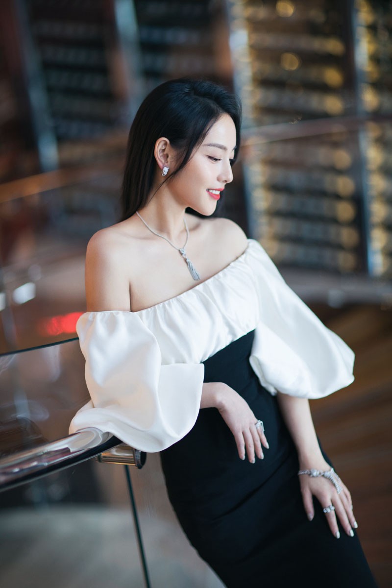 张嘉倪图片 张嘉倪芭莎慈善夜高清图片