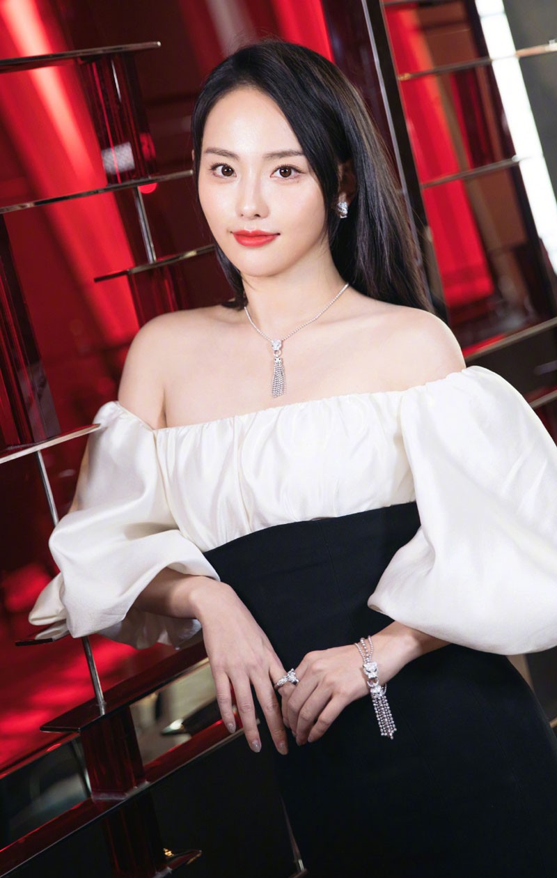 张嘉倪图片 张嘉倪芭莎慈善夜高清图片