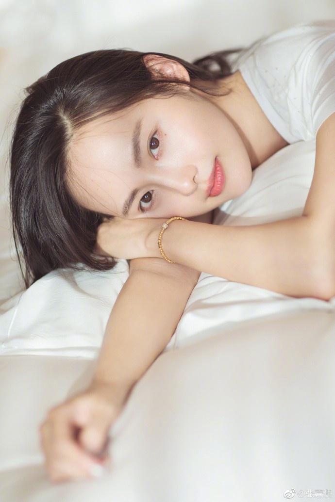 张嘉倪图片 张嘉倪慵懒居家