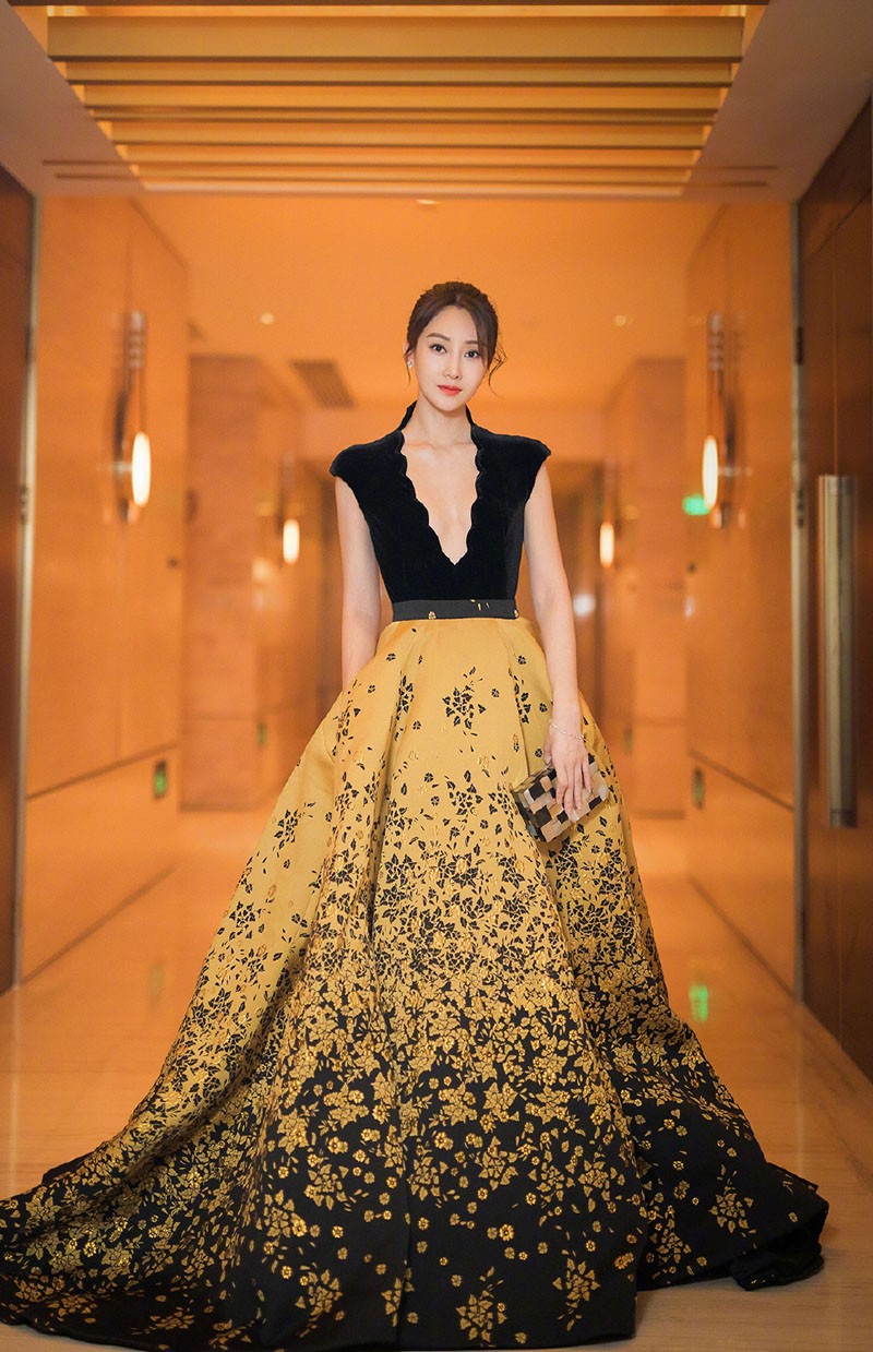 林鹏图片 林鹏深V礼服