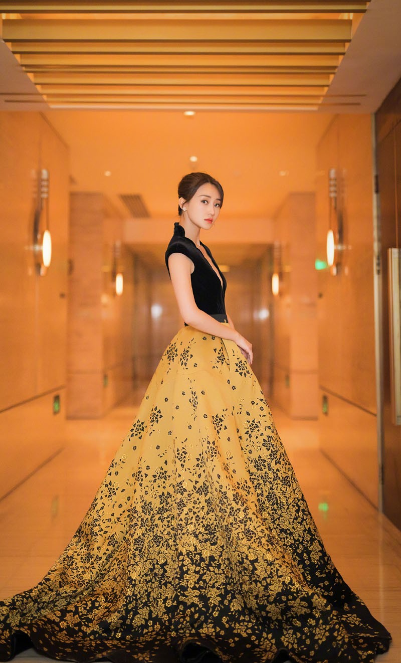 林鹏图片 林鹏深V礼服