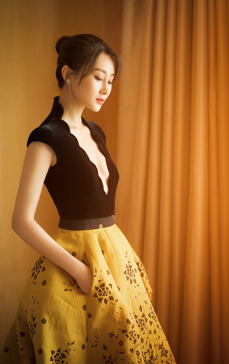 林鹏图片 林鹏深V礼服